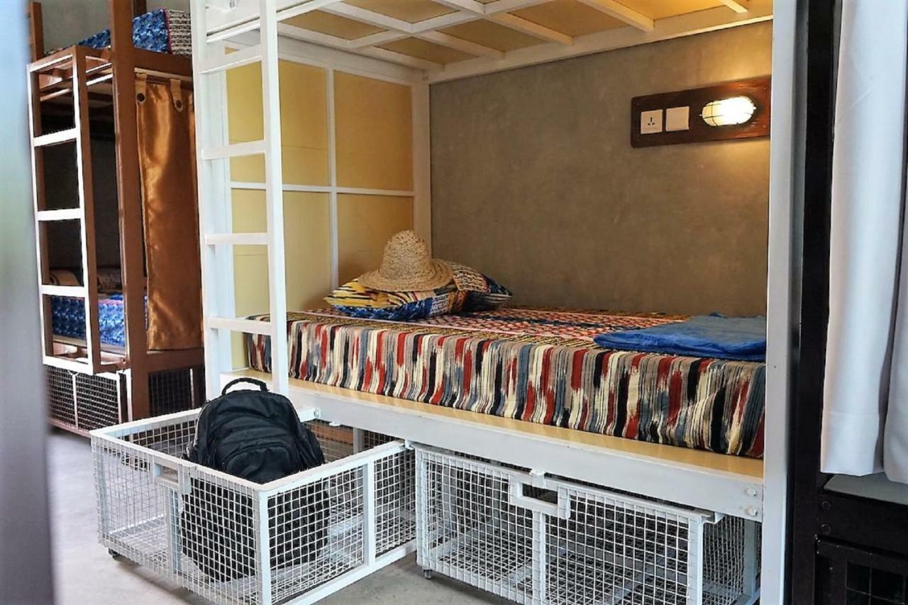 Bali Bobo Hostel Jimbaran Exterior foto A bunk bed with storage underneath